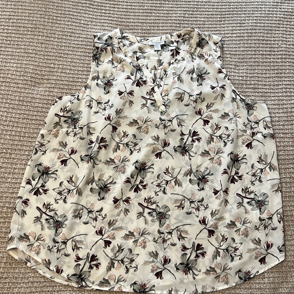 Women’s 2X Sleeveless top. Sheer Floral pattern.